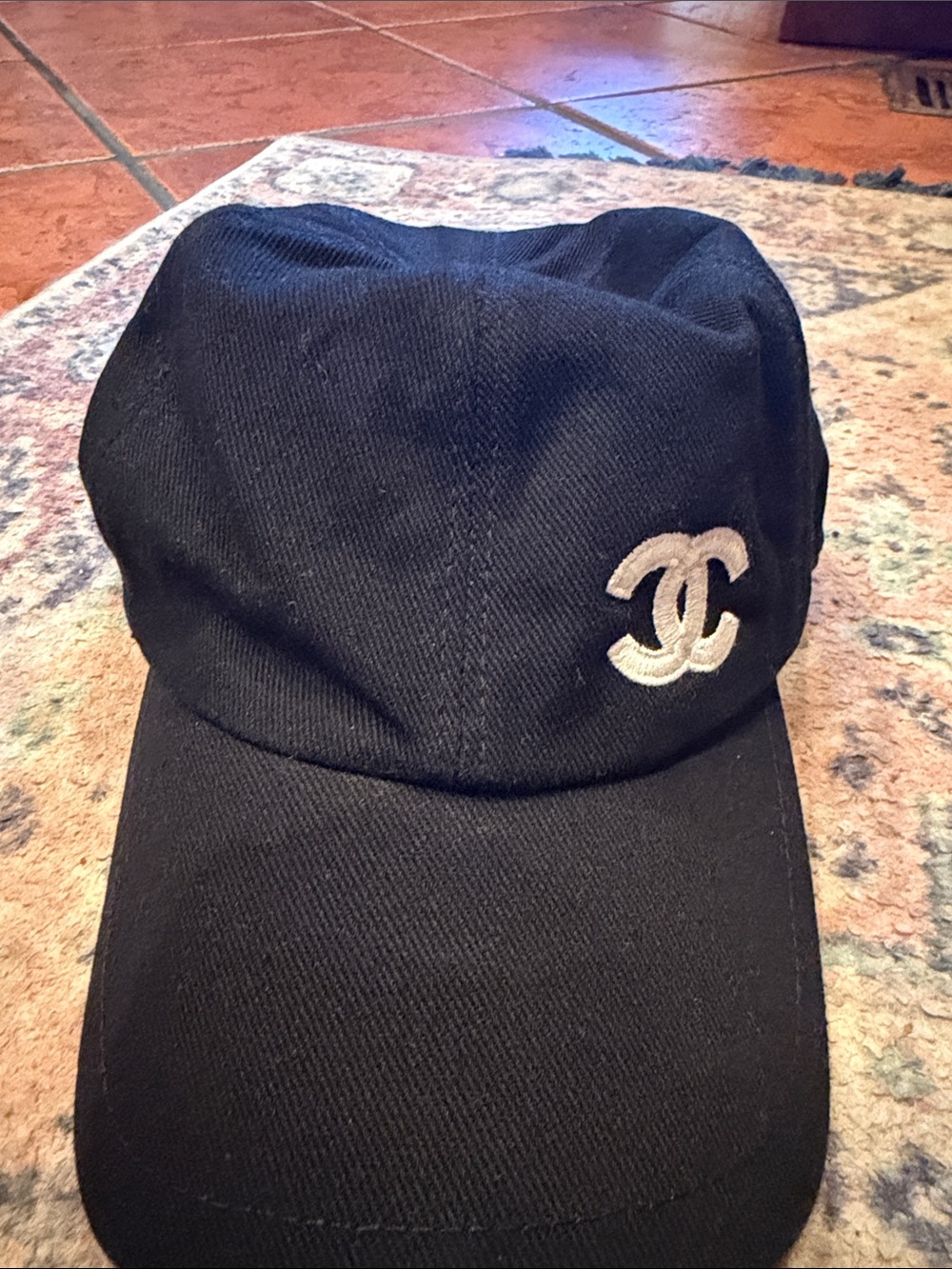 CHANEL Black Cap with White Interlocking CC Emblem - Picture 5 of 8